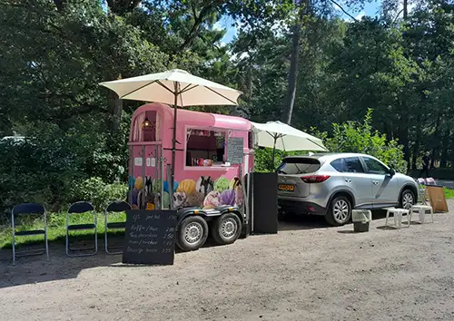 Kleine foto auto en stoeltjes bij de Cartierheide